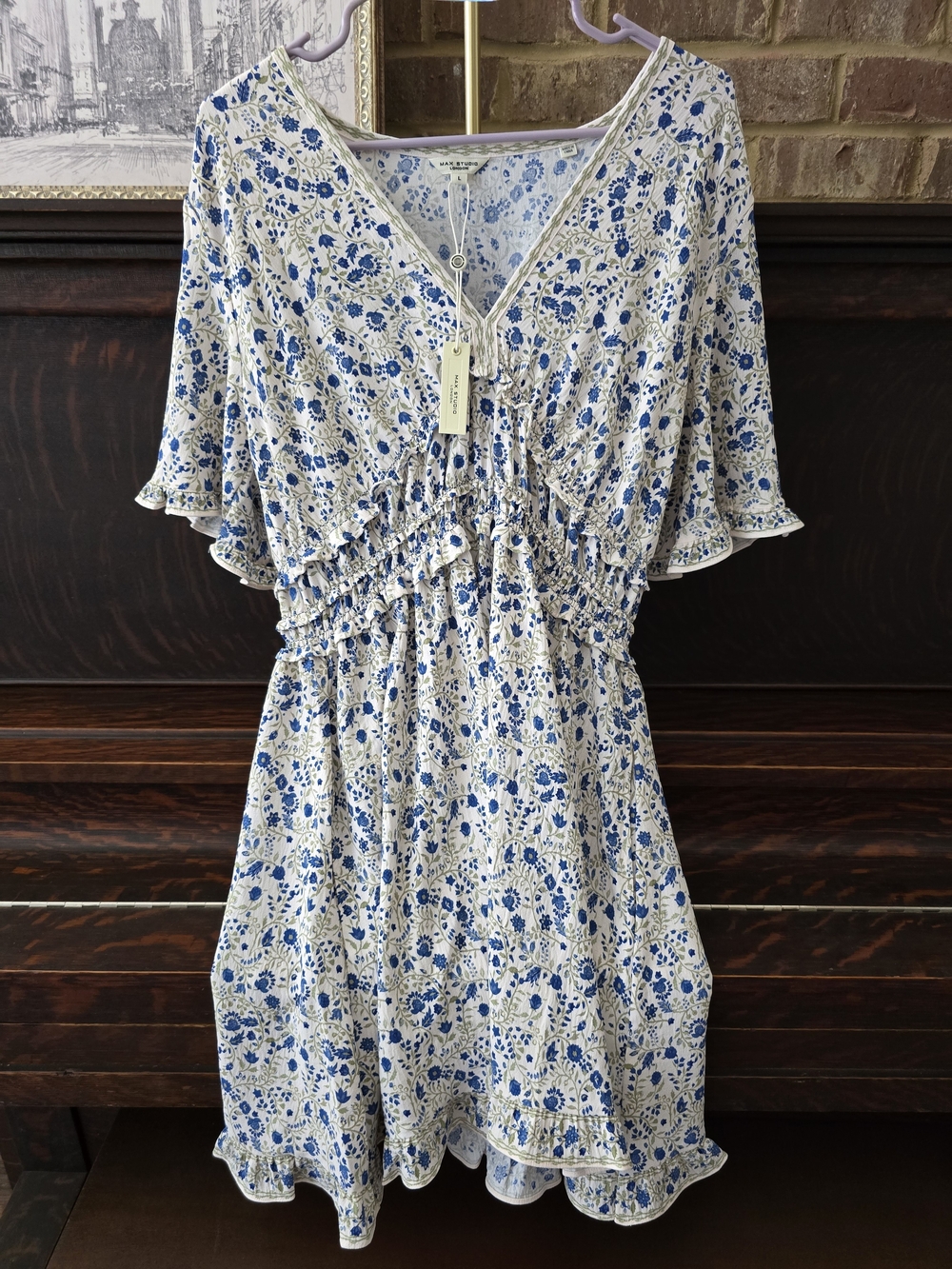 Max Studio NWT Women's blue floral v-neck top size large